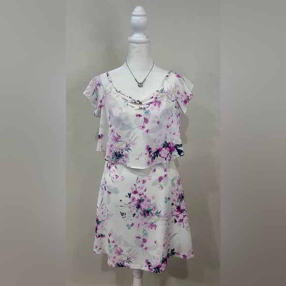 Kensie Dresses & Skirts - 💜”Kensie” White & Purple Floral Dress w/Crisscross Neckline Detailing